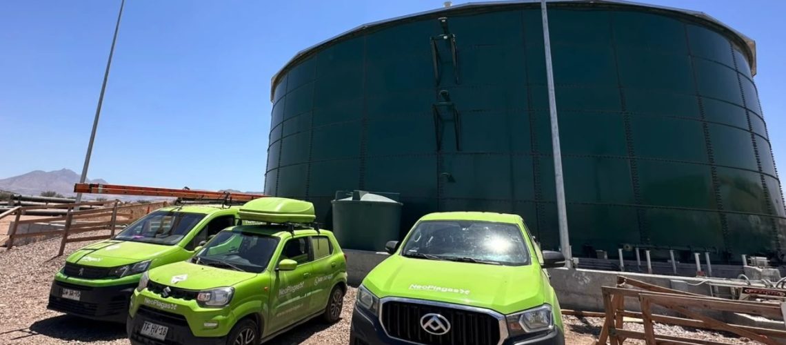 Vehículos de Neoplagas junto a un estanque de agua potable industrial
